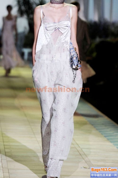 2010-2011春夏米蘭與巴黎秀場女裝連身裝流行趨勢解析